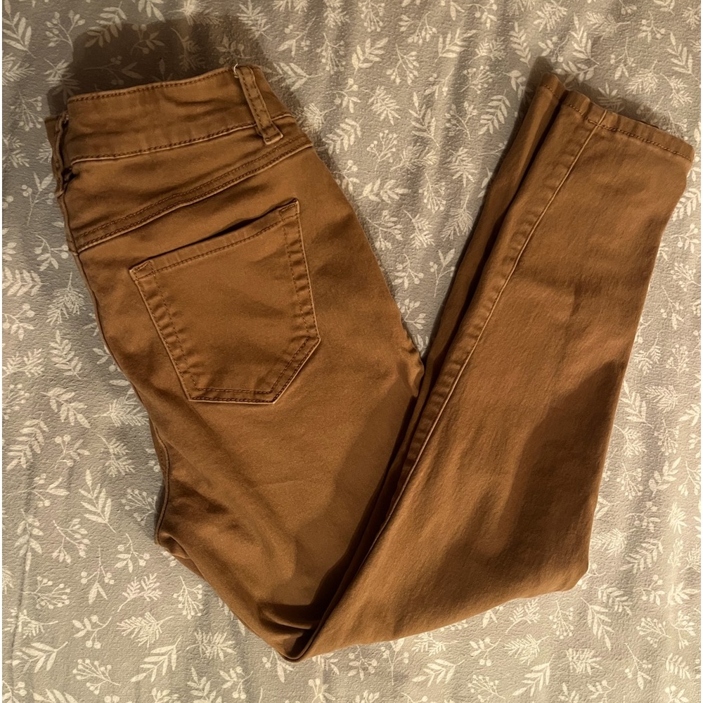 Tan skinny jeans. *d.Jeans*
